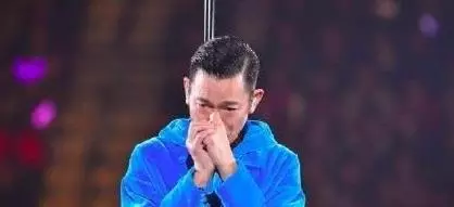 劉德華怎麼也想不到,當年親了一個嬰兒,嬰兒長大卻把他踢下神壇