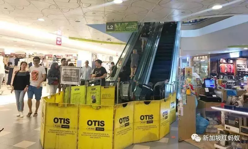 在新加坡千萬不要帶嬰兒車上扶梯,不然可能會爆裂 !