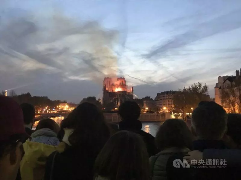 巴黎聖母院大火 400打火英雄奮勇救回無價文化瑰寶