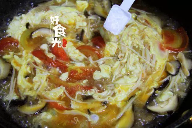 番茄+金針菇,煮一鍋湯,好吃又營養,減脂吃不胖,連喝一周,輕鬆瘦5斤