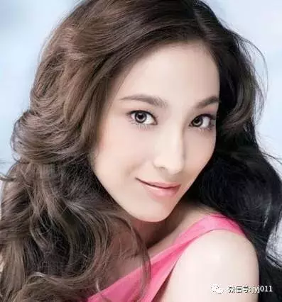 看了吳尊老婆出行打扮,終於知道連生三子的吳佩慈為啥入不了豪門
