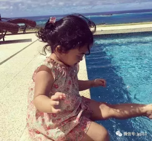 看了吳尊老婆出行打扮,終於知道連生三子的吳佩慈為啥入不了豪門