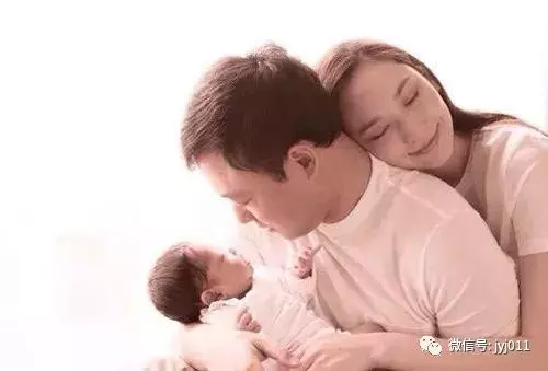看了吳尊老婆出行打扮,終於知道連生三子的吳佩慈為啥入不了豪門