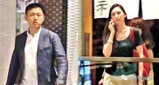 看了吳尊老婆出行打扮,終於知道連生三子的吳佩慈為啥入不了豪門