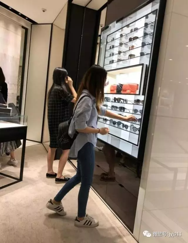 看了吳尊老婆出行打扮,終於知道連生三子的吳佩慈為啥入不了豪門