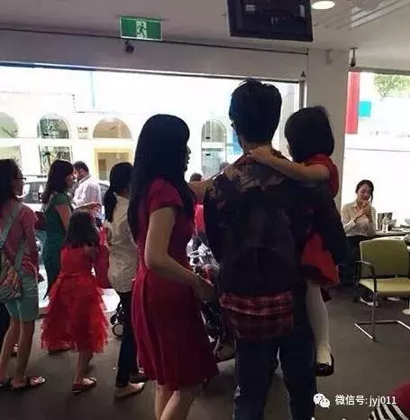 看了吳尊老婆出行打扮,終於知道連生三子的吳佩慈為啥入不了豪門