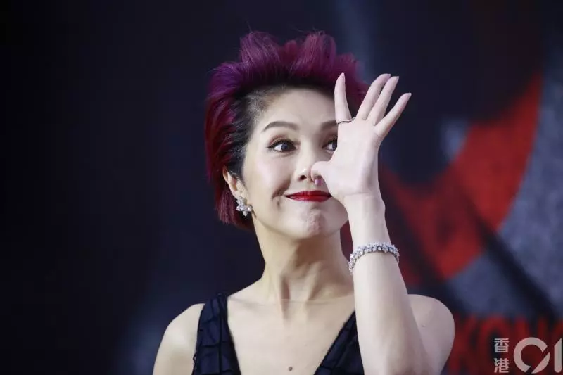 【鏡頭後真面目好狼狽!!】金像獎頒獎時的漏網鏡頭, 有粉絲衝上台拍照, 還有人台上突然跌倒!