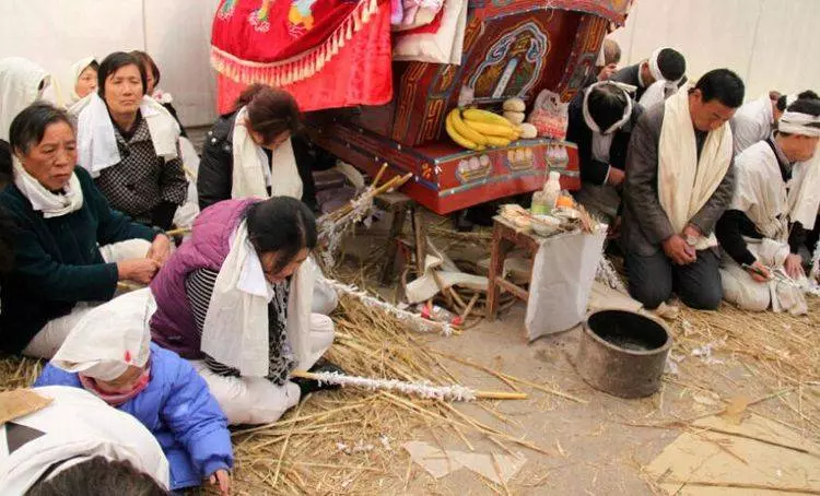 大哥去世3年,嫂子總是半夜發燒,婆婆讓小叔子去送藥,進屋蒙了