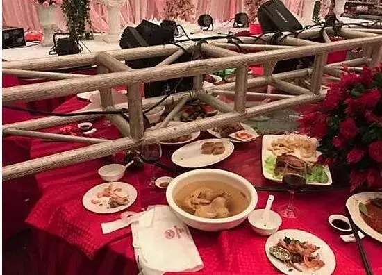 姐姐自殺姐夫再婚妹妹去參加,新娘見到妹妹失控尖叫,她狠砸婚禮
