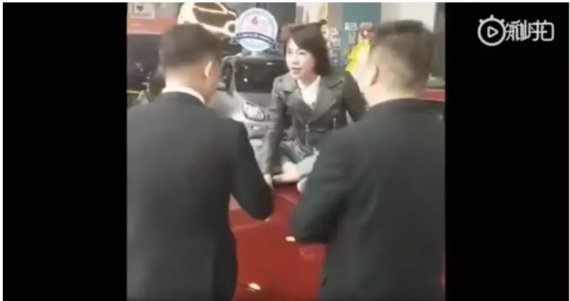 花300萬買賓士!碩士妹爆哭「剛買5分鐘就出事」 怒到「爬車頂討公道」開嗆:太講道理才被欺負