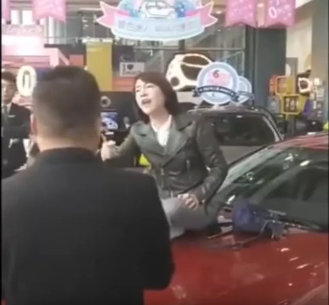花300萬買賓士!碩士妹爆哭「剛買5分鐘就出事」 怒到「爬車頂討公道」開嗆:太講道理才被欺負