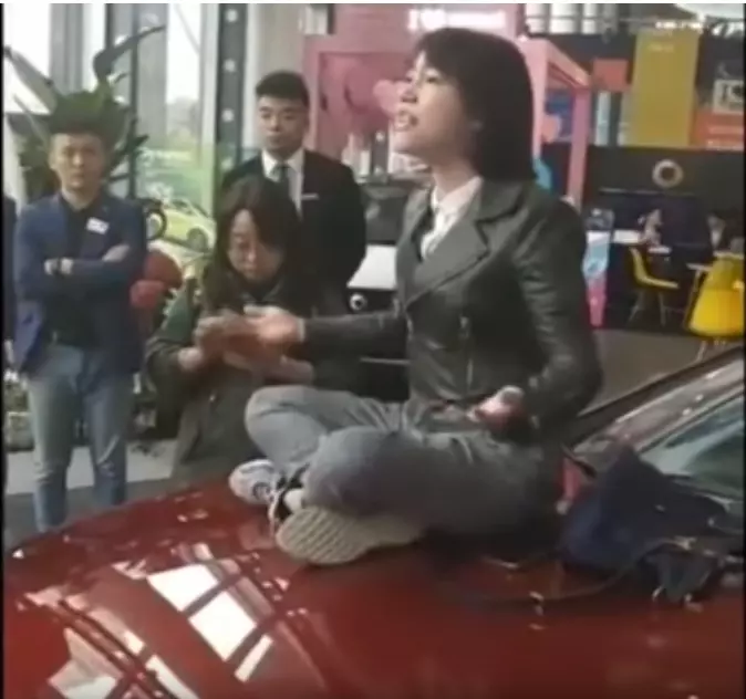 花300萬買賓士!碩士妹爆哭「剛買5分鐘就出事」 怒到「爬車頂討公道」開嗆:太講道理才被欺負