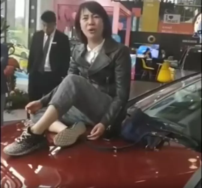 花300萬買賓士!碩士妹爆哭「剛買5分鐘就出事」 怒到「爬車頂討公道」開嗆:太講道理才被欺負