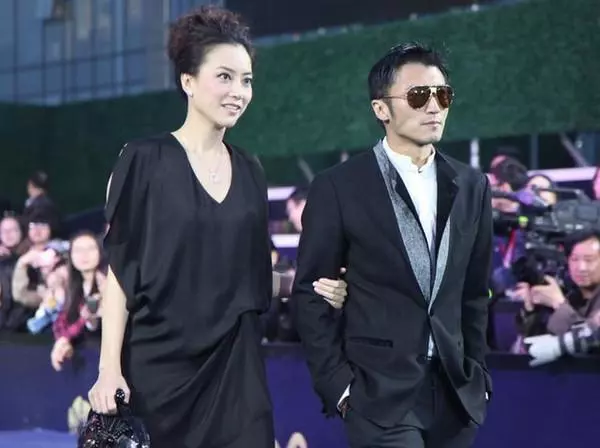 她分手後才得知懷孕,戒20年菸癮為女兒,如今撐起娛樂圈半壁江山!