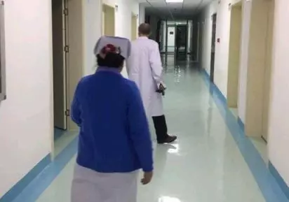 女子羊水破了,婆婆怕弄髒自己車,讓娘家人來接,打開車門蒙了