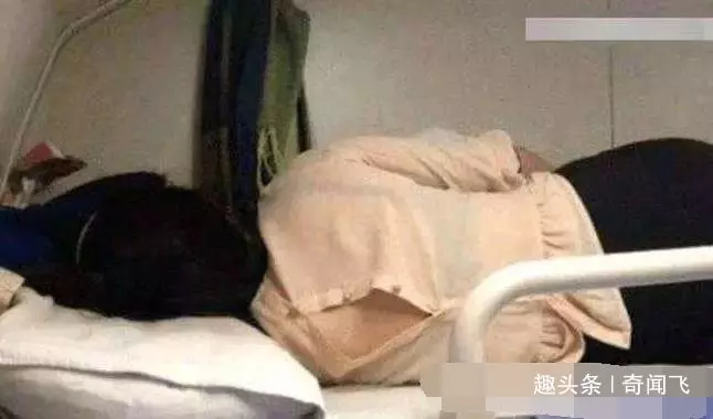 女子火車上睡覺,凌晨發覺腳心癢,轉身踢了一腳悲劇發生了