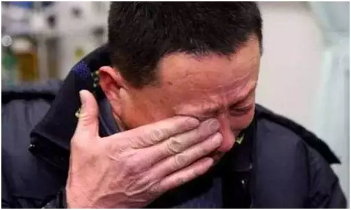 女兒生病在床,父親四處借錢,親戚卻閉門不見,第二天門口停滿了