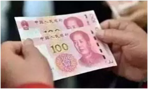 女兒生病在床,父親四處借錢,親戚卻閉門不見,第二天門口停滿了