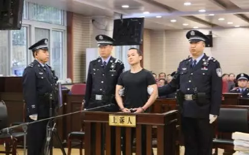 殺人犯自首前的3天,他看了煙花,還去墓地祭拜了母親