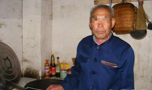 殺人犯自首前的3天,他看了煙花,還去墓地祭拜了母親