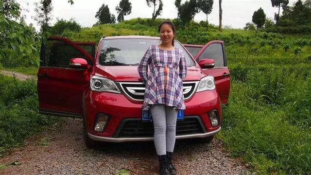 離婚幾年後,事業有成的我開著豪車回來接女兒,女兒卻對我擺手