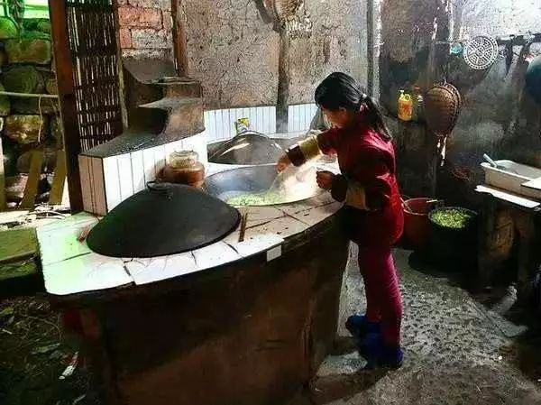 離婚幾年後,事業有成的我開著豪車回來接女兒,女兒卻對我擺手