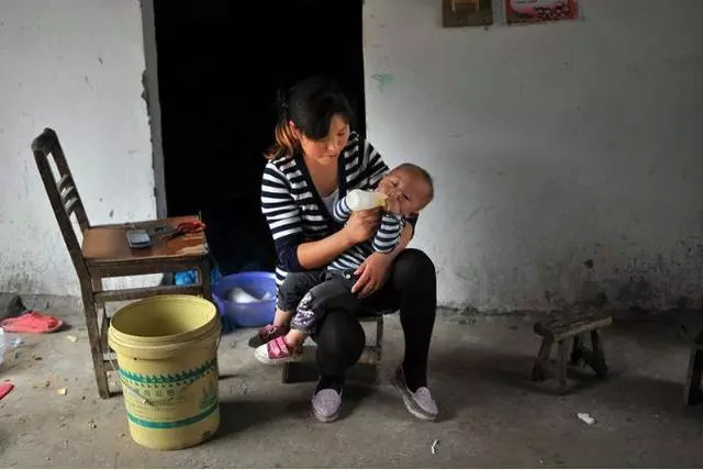 離婚幾年後,事業有成的我開著豪車回來接女兒,女兒卻對我擺手