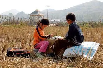 5歲女兒走失,我外出尋找17年,回村參加鄰居婚禮,看到新娘愣了