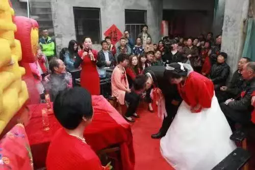 5歲女兒走失,我外出尋找17年,回村參加鄰居婚禮,看到新娘愣了