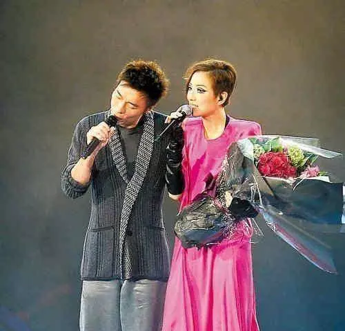女方主動出擊 ,秘密交往2年!許志安膽敢嘗鮮因沒生小孩,結婚沒領證,鄭秀文4億財產欲全捐