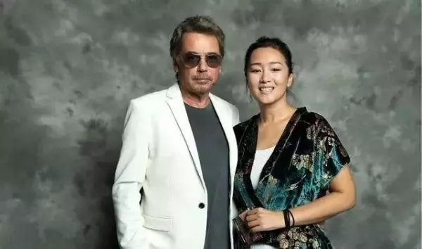 53歲鞏俐旅居法國,素顏拎限量愛馬仕,攜71歲國寶級凍齡男票亮相夠瀟灑:去愛吧,像沒有受過傷一樣