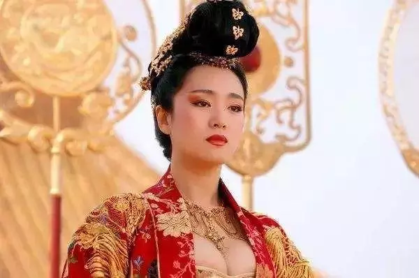 53歲鞏俐旅居法國,素顏拎限量愛馬仕,攜71歲國寶級凍齡男票亮相夠瀟灑:去愛吧,像沒有受過傷一樣