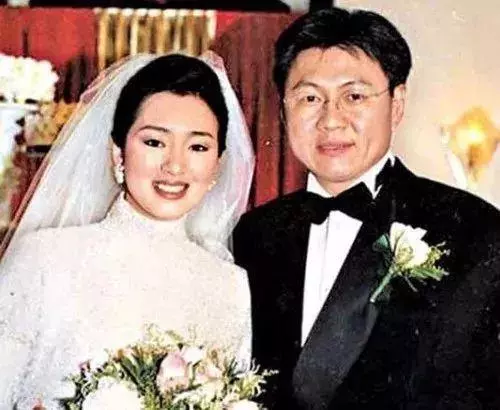 53歲鞏俐旅居法國,素顏拎限量愛馬仕,攜71歲國寶級凍齡男票亮相夠瀟灑:去愛吧,像沒有受過傷一樣