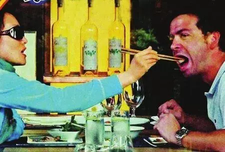 53歲鞏俐旅居法國,素顏拎限量愛馬仕,攜71歲國寶級凍齡男票亮相夠瀟灑:去愛吧,像沒有受過傷一樣