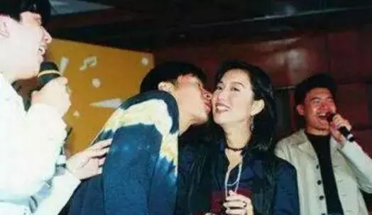 女方主動出擊 ,秘密交往2年!許志安膽敢嘗鮮因沒生小孩,結婚沒領證,鄭秀文4億財產欲全捐~~