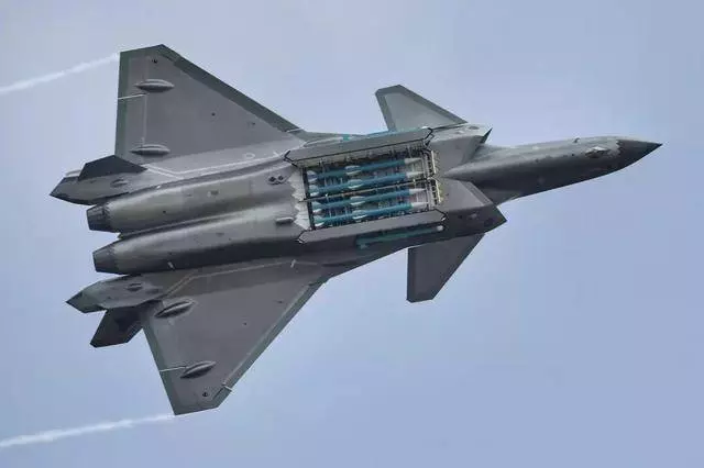中國沈飛再次露臉!這次可不是殲31戰鬥機而是殲11B