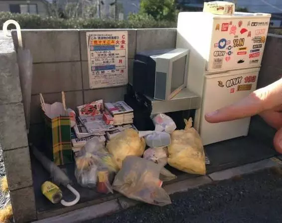 這張「超普通的高中生房間」全網瘋傳 看似平凡髒亂「但一換個角度」網友全膜拜:大師我錯了!