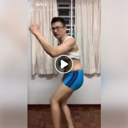 掀起背心尬舞拍抖音成癮!大馬律師引網友嘲笑:丟臉到國外!