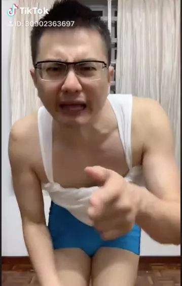 掀起背心尬舞拍抖音成癮!大馬律師引網友嘲笑:丟臉到國外!