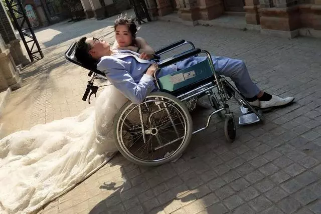 【無論貧苦病痛都?你~】新郎婚前成植物人「痴情女不離不棄」如今堅持補辦婚禮,原因惹哭千萬網民!