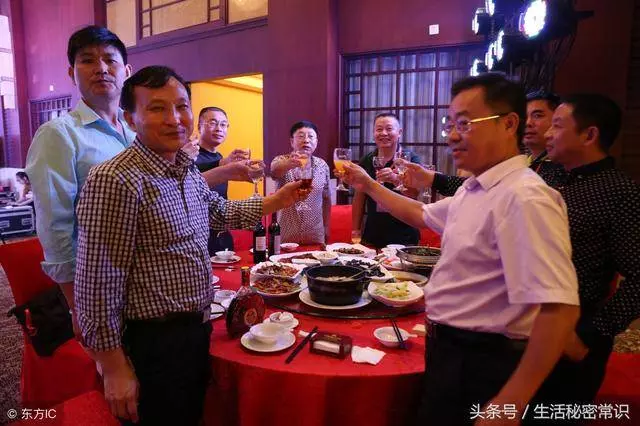 兒子滿月酒,繼母送一籃土雞蛋被嘲諷,隔天婆婆打開籃子如遭雷擊