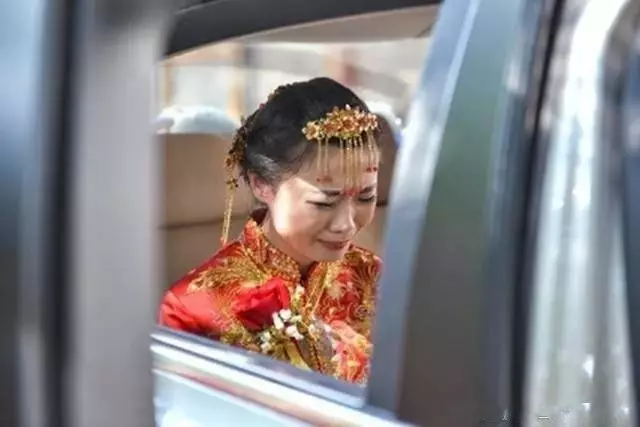 兒子滿月酒,繼母送一籃土雞蛋被嘲諷,隔天婆婆打開籃子如遭雷擊