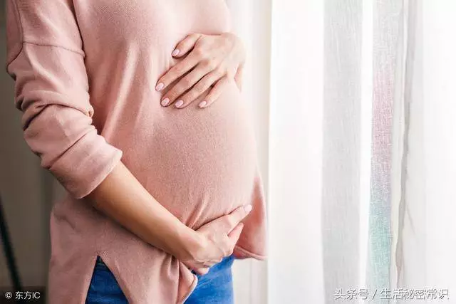 兒子滿月酒,繼母送一籃土雞蛋被嘲諷,隔天婆婆打開籃子如遭雷擊