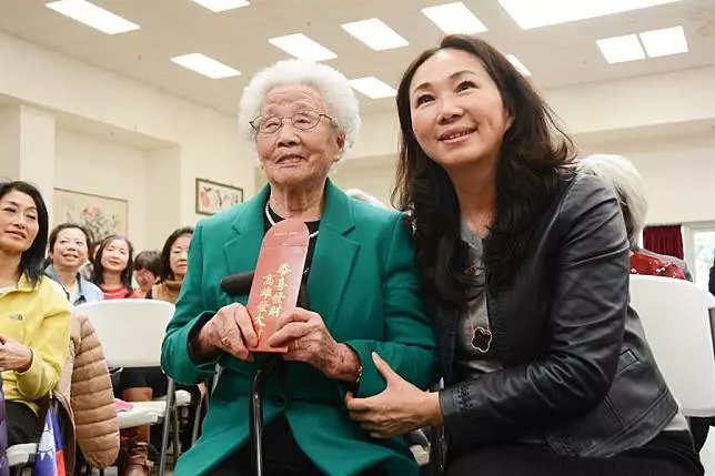 李佳芬探望華僑,長輩讚:有第一夫人氣質