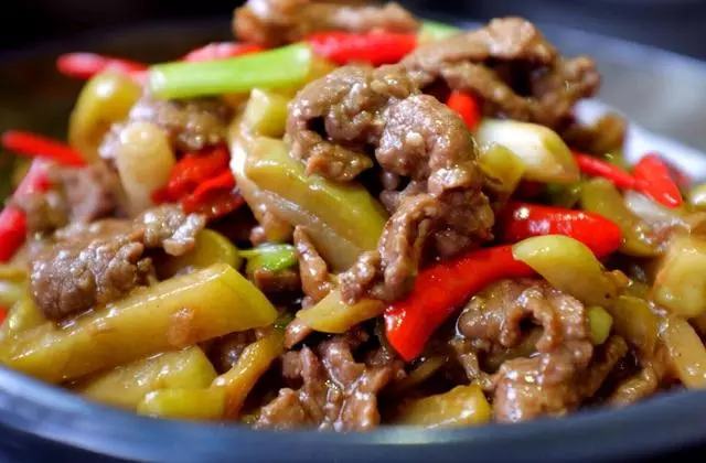 炒牛肉,應該用涼油還是熱油?很多人用錯,難怪牛肉嚼不動