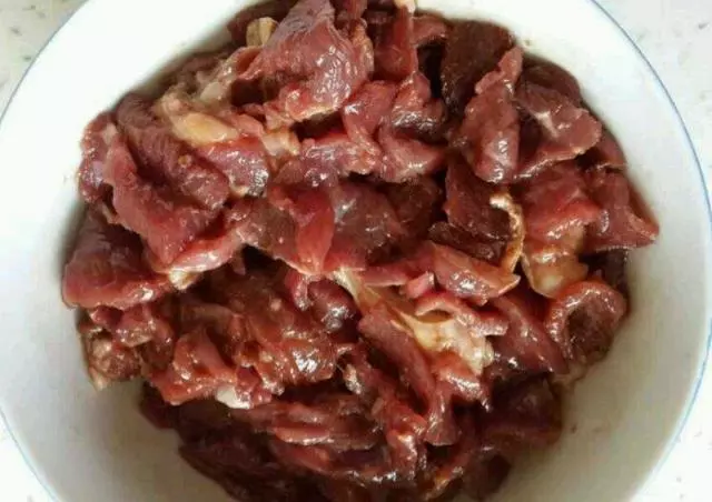 炒牛肉,應該用涼油還是熱油?很多人用錯,難怪牛肉嚼不動