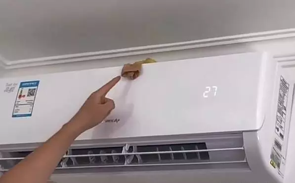 空調上放一隻絲襪太實用了!解決了每個家庭的一大困擾,親戚朋友看了紛紛來效仿!