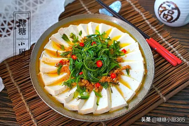香椿和豆腐,不涼拌不用炒,這麼蒸一蒸,好看又美味