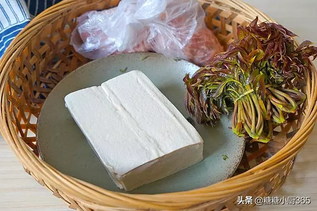香椿和豆腐,不涼拌不用炒,這麼蒸一蒸,好看又美味