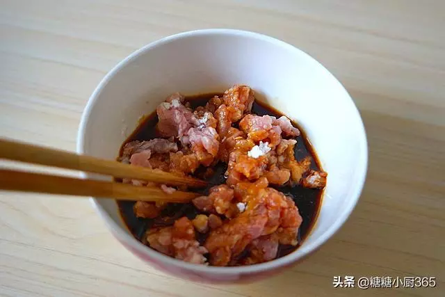 香椿和豆腐,不涼拌不用炒,這麼蒸一蒸,好看又美味